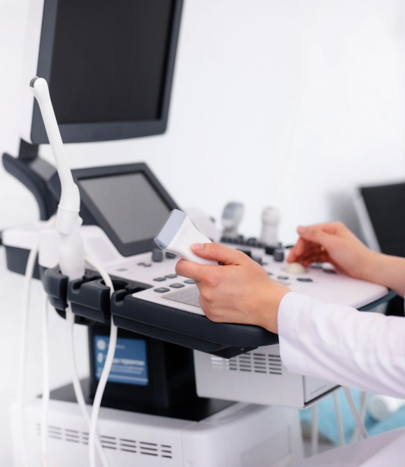 фото врача проводящего эхокг